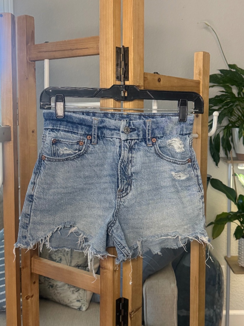 American Eagle Light Wash Distressed High-Waisted Denim Shorts | Size 00
